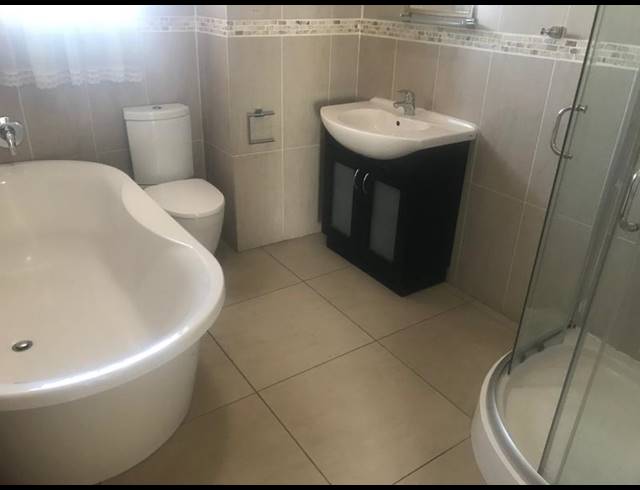 2 BEDROOM APARTMENT FOR SALE IN VANDERBIJLPARK SE 4